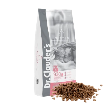 Tüte mit hochwertigem Kittenfutter von Dr. Clauder mit zwei schlafenden Kätzchen auf der Vorderseite, mit verstreutem Futter davor.