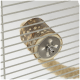 Nahaufnahme eines hölzernen Kauspielzeugs, das an einem Metallgitter befestigt ist, mit einer silbernen Schraube und einer natürlichen Textur, ideal für Haustiere.