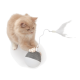 Un chaton orange clair et duveteux joue avec un jouet rond avec une plume attachée par un cordon blanc, sur un fond blanc.