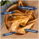 Ein Holzbrett zeigt getrocknete Fischleckerlis, die für ihre Vorteile beschriftet sind: Kauvergnügen, Zahnreinigung, fettarm und proteinreich.