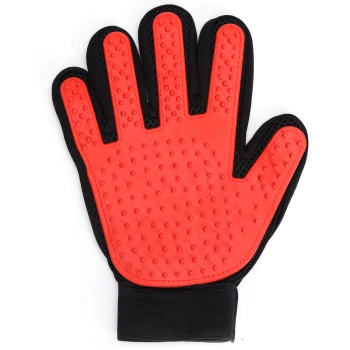 Rote Haustierpflegehandschuh mit strukturiertem Gummibereich und schwarzem Stoffhandgelenk, entworfen für effektives Bürsten und Fellentfernung.