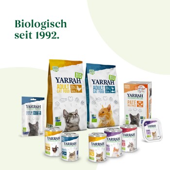 Yarrah Bio-Katzenfutterprodukte einschließlich Trockenfutterbeuteln, Nassfutterdosen und Kausticks, mit dem Text "Biologisch seit 1992."
