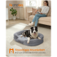 Ein glücklicher Hund ruht auf einem grauen, gemütlichen Bett in einem modernen Wohnzimmer. Text: "Flauschiges Haustierbett - Kuschelsofa voller Komfort."