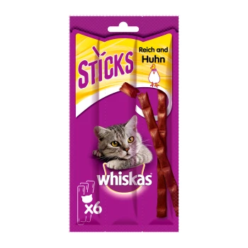 Pack de friandises Whiskas Sticks violet avec photo de chat, deux bâtonnets de viande et texte visible « STICKS », « Reich and Huhn » et « x6 »