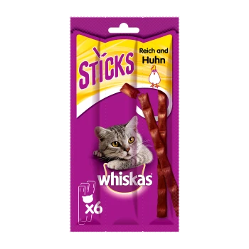 Whiskas Sticks lila Katzensnack-Pack mit Katzenfoto, zwei Fleischsticks und sichtbarem Text „STICKS“, „Reich an Huhn“ und „x6“