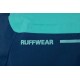 Nahaufnahme einer blauen und türkisfarbenen Hundejacke mit dem Markennamen "RUFFWEAR" deutlich sichtbar.