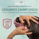 Eine Person hält sanft den Mund eines Hundes offen, um das gesunde Zahnfleisch und die Zähne zu zeigen, mit Text, der "Gesundes Zahnfleisch" und "3-FACH SCHUTZ" hervorhebt.