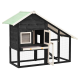 Eine Holz-Hundehütte mit einem geneigten grünen Dach, die über einen Netzbereich, eine offene Tür und eine kleine Kante für Haustiere verfügt.