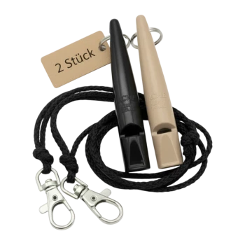Zwei ACME-Hundepfeifen (schwarz und beige) an schwarzen Schnüren mit silbernen Clips und einem Anhänger mit der Aufschrift '2 Stück'.