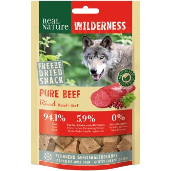 Gefriergetrockneter Rindfleischsnack für Hunde, mit einem Wolf auf der Verpackung, mit Text, der 94,1% Rindfleisch, 5,9% Früchte und Kräuter sowie 0% Getreide hervorhebt.