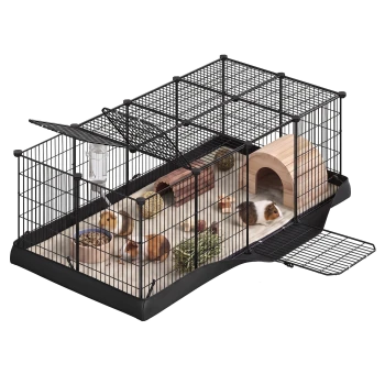 Schwarzer Drahtkäfig für Meerschweinchen mit drei Meerschweinchen, Futternapf, Wasserflasche, Heu und Holzhöhle, Vordertür offen.