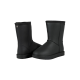 Schwarze wasserdichte Haustierstiefel mit weicher Fütterung, die ein genähtes Design und eine Gummisohle aufweisen, nebeneinander ausgestellt.