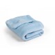 Weiche, gefaltete hellblaue Haustierdecke aus Plüschstoff, ideal um Haustiere warm und bequem zu halten.
