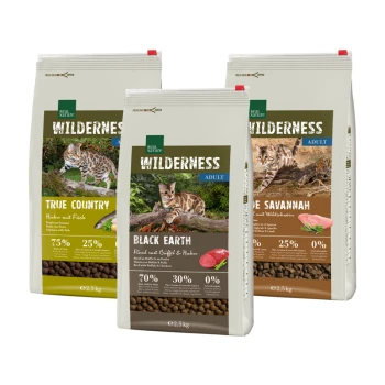 Drei Beutel Real Nature Wilderness Katzenfutter: True Country, Black Earth und Savannah, die jeweils den Proteingehalt und die Zutaten hervorheben.