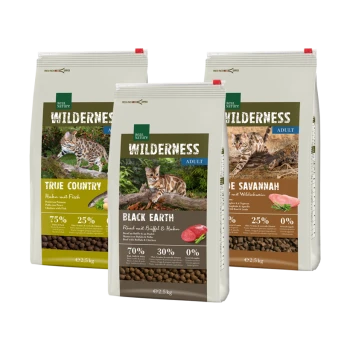 Drei Beutel Real Nature Wilderness Katzenfutter: True Country, Black Earth und Savannah, die jeweils den Proteingehalt und die Zutaten hervorheben.