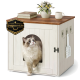 Ragdoll-Katze steigt aus einem weißen Holz-Katzentoilettenschrank mit seitlicher Schaufel; Bücher, Vase und Tasse obenauf; 'Snapssemble'-Logo.