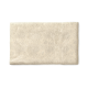 Eine weiche, beige Tierdecke, ordentlich gefaltet, die ihre plüschige Textur und gemütliche Erscheinung zeigt.