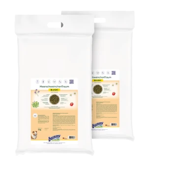 Zwei weiße Beutel Bunny MeerschweinchenTraum Basic Meerschweinchenfutter mit Produktdetails und Bildern von Kräutern und einem Meerschweinchen.