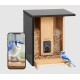 Ein "BIRDFY" Vogelhaus mit Kamera, gefüllt mit Samen, zeigt einen Blauhäher, der auf der Seite sitzt, und ein Smartphone, das sein Bild zeigt.
