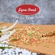 Bunte Fischfutterpellets, die auf einer Juteschicht verstreut sind, mit dem Text "Lyra Pond Alles für Ihren Teich" darüber.