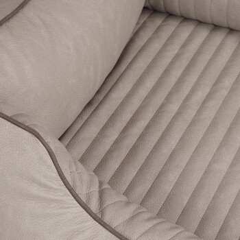 Nahaufnahme eines weichen, beigen Haustierbettes mit einem gesteppten Design und plüschigen, gepolsterten Rändern, ideal für den Komfort von Haustieren.