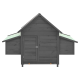 Ein dunkles Holzhaustierhaus mit einem spitzen Dach, das eine zentrale Tür und zwei seitliche Erweiterungen hat, entworfen für den Außenbereich.