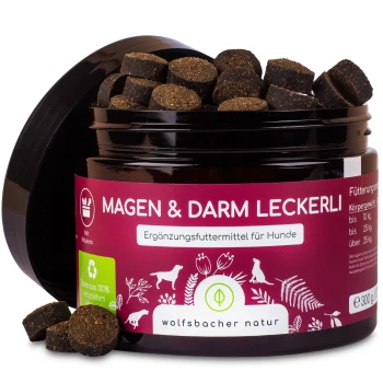 Schwarze Hundeleckerlis in einem Glas mit der Aufschrift "Magen & Darm Leckerli" für Hunde, mit Nährwertangaben und der Marke "wolfsbacher natur."