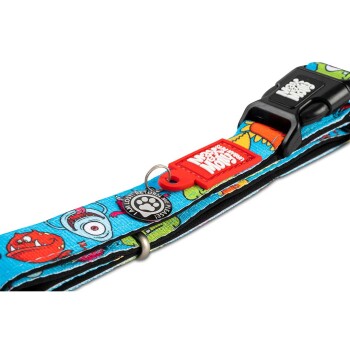 Blaues Haustierhalsband mit bunten Monsterdesigns, schwarzer Schnalle, rotem Anhänger mit der Aufschrift „Meow & Woof“ und rundem Anhänger mit Pfotenabdruck.