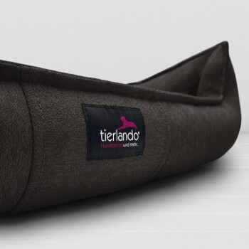Dunkelbraunes Stoff-Hundebett mit einem „tierlando“-Etikett mit rosa Hundesilhouette und Text.
