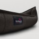 Dunkelbraunes Stoff-Hundebett mit einem „tierlando“-Etikett mit rosa Hundesilhouette und Text.