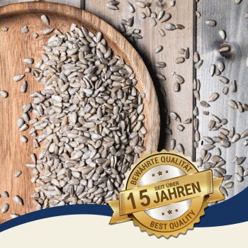 Eine Holzschüssel mit Sonnenblumenkernen, einige verstreut, mit einem Abzeichen, das "Beste Qualität" und "15 Jahre" für 15 Jahre Qualität angibt.