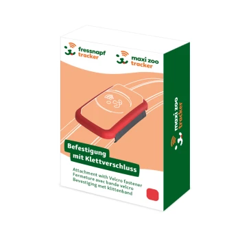 Verpackung eines roten und weißen Haustiertrackers mit Klettverschluss, mit der Bezeichnung 'fressnapf tracker' und 'maxi zoo tracker', mit mehrsprachigem Text.