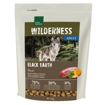 Een zak Real Nature Wilderness Black Earth hondenvoer met een wolf in een bos, met 70% vlees en 30% fruit en groenten.