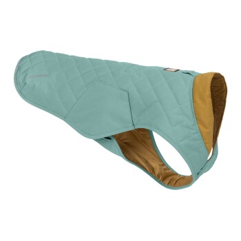 Teal-farbenes, gestepptes Hundejackett mit braunem Innenfutter und einer Tasche, mit dem "Ruffwear"-Logo an der Seite.