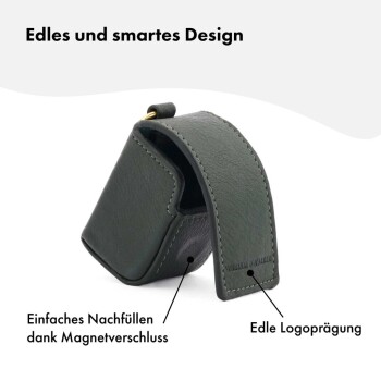 Stylisches grünes Haustierzubehör mit einem magnetischen Verschluss, mit geprägtem Logo und Text, der einfaches Nachfüllen und elegantes Design hervorhebt.