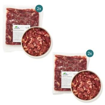 Zwei Pakete rohes Haustierfutter, mit Fleischstücken in einer Schüssel, mit sichtbaren Nährwertinformationen auf den Etiketten.