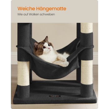 Eine flauschige Katze entspannt sich in einer schwarzen Hängematte auf einem Katzenbaum, mit einem Kratzbaum in der Nähe. Der Text darüber sagt 'Weiche Hängematte.'