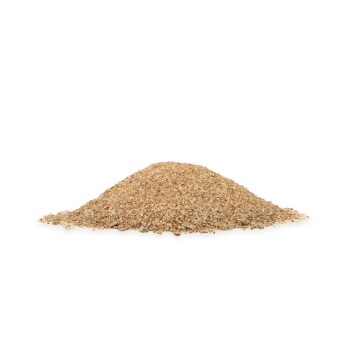 Ein kleiner Hügel aus hellbraunem Haustierfutterergänzungspulver auf einem weißen Hintergrund.