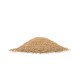 Ein kleiner Hügel aus hellbraunem Haustierfutterergänzungspulver auf einem weißen Hintergrund.