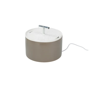 Beige zylindrische elektrische Haustier-Wasserfontäne mit weißem Deckel, Edelstahl-T-förmigem Ausguss, aus dem Wasser fließt, und weißem Netzkabel.