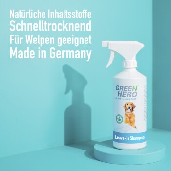 Grüner Held Leave-In Shampoo in einer Sprühflasche auf einem hellblauen Hintergrund, der natürliche Inhaltsstoffe und eine hundesichere Formel hervorhebt.