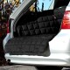 Ein schwarzer, gepolsterter Autositzbezug für Haustiere wird im Rücksitz eines Autos gezeigt, um das Innere vor Tierhaaren und Schmutz zu schützen.