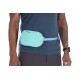 Ein Mann trägt ein blaues Hemd und schwarze Shorts, zeigt einen hellblauen Ruffwear-Hüftbeutel, der um seine Taille gesichert ist.