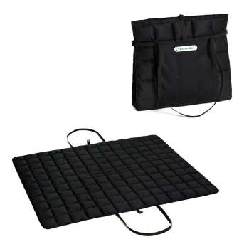 Schwarze Tiermatte mit einem gesteppten Design, zusammen mit einer passenden Tragetasche mit der Aufschrift "Doctor Bark."