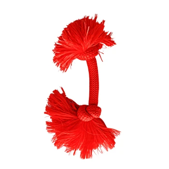 Czerwona lina zabawka dla psa z puszystymi końcami, zaprojektowana do żucia i ciągnięcia, wyeksponowana na białym tle.