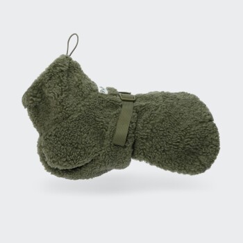 Olivgrüner Sherpa-Fleece-Hundemantel mit verstellbarem Riemen und Aufhängeöse, kleines Etikett mit der Aufschrift "PAW".