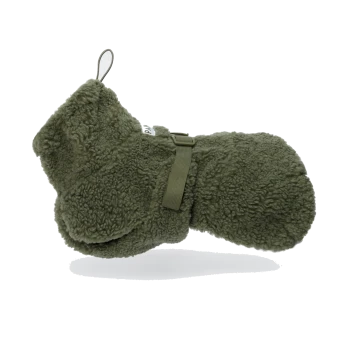 Olivgrüner Sherpa-Fleece-Hundemantel mit verstellbarem Riemen und Aufhängeöse, kleines Etikett mit der Aufschrift "PAW".
