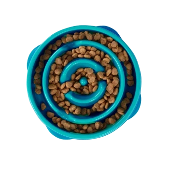 Eine Draufsicht auf eine blaue spiralförmige Futterschüssel für Haustiere, gefüllt mit Trockenfutter, die dazu entworfen wurde, das Fressen zu verlangsamen.