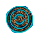 Eine Draufsicht auf eine blaue spiralförmige Futterschüssel für Haustiere, gefüllt mit Trockenfutter, die dazu entworfen wurde, das Fressen zu verlangsamen.