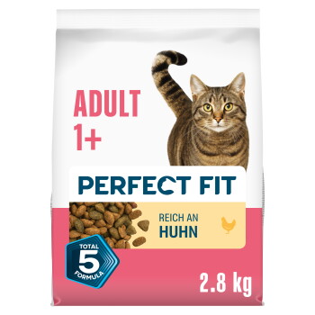 Perfect Fit Katzenfutterbeutel mit getigerter Katze; sichtbare Beschriftung „ADULT 1+“, „PERFECT FIT“, „REICH AN HUHN“, „2,8 kg“.